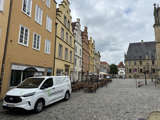 Firmenfahrzeug von Spreckelmeyer facility service auf dem Marktplatz in Osnabrück